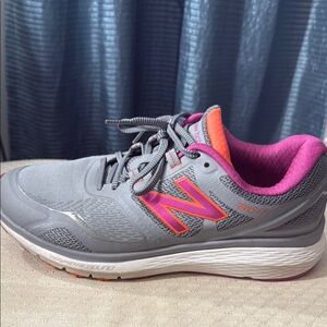 New Balance Gray and Pink Sneakers with Modern Design